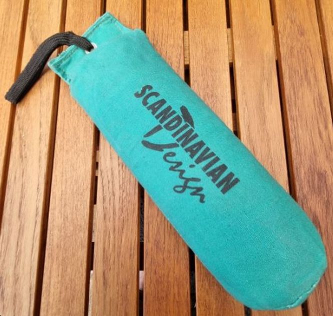 Huvudbild Tygdummy Ca 2,3 kg Grön Totallängd utan handtag ca 36 cm Diameter ca 8 cm Flyter ej